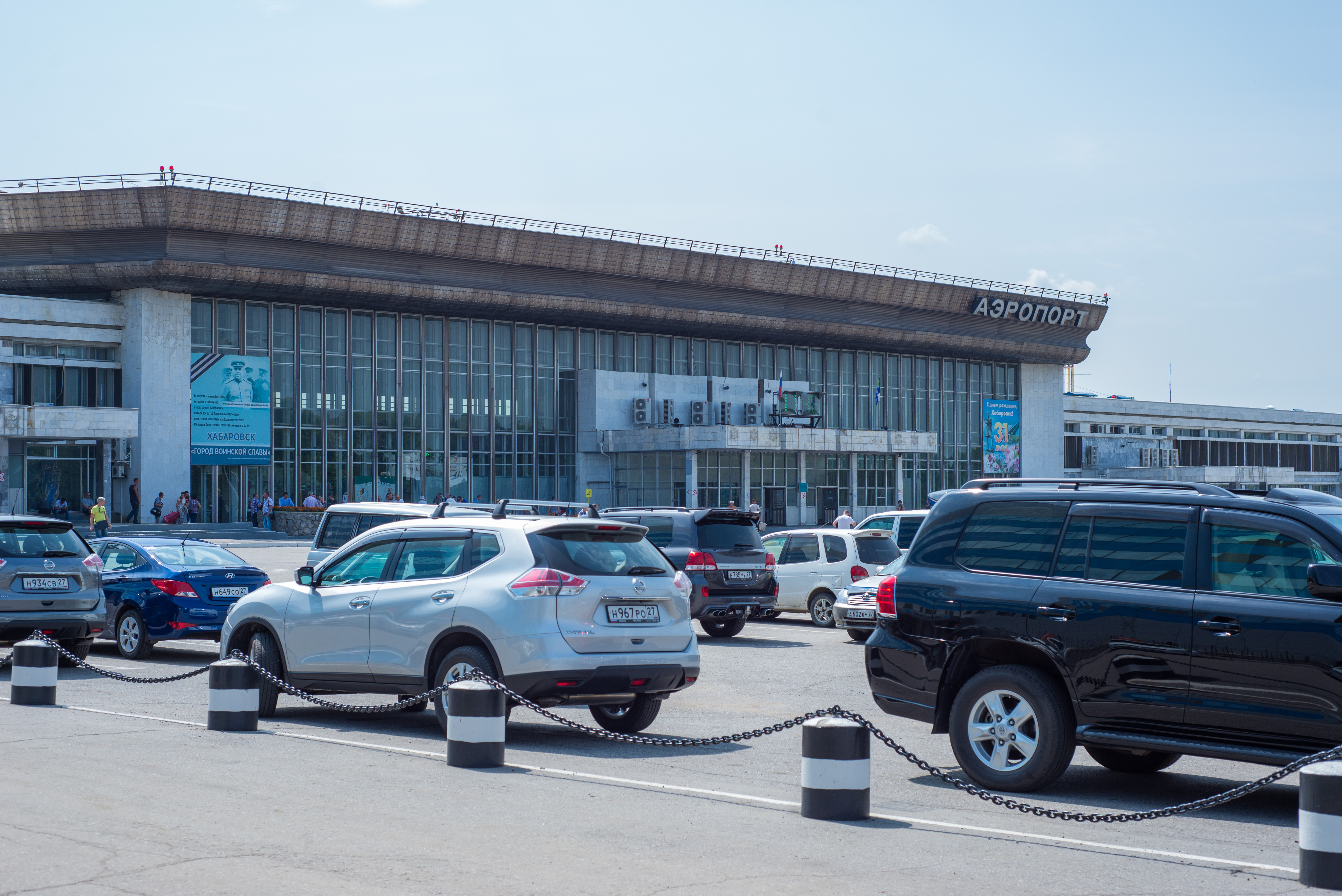 Автостоянка аэропорт хабаровск. Стоянка в аэропорту Хабаровск. Фото возле аэропорта Хабаровск. Панно Дальневосточного тигра в аэропорт Хабаровска показать.