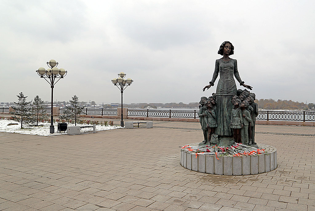 Памятник учителю иркутск улица нижняя набережная фото Мэр города и депутаты Думы Иркутска открыли памятник учителю - IrkutskMedia.ru