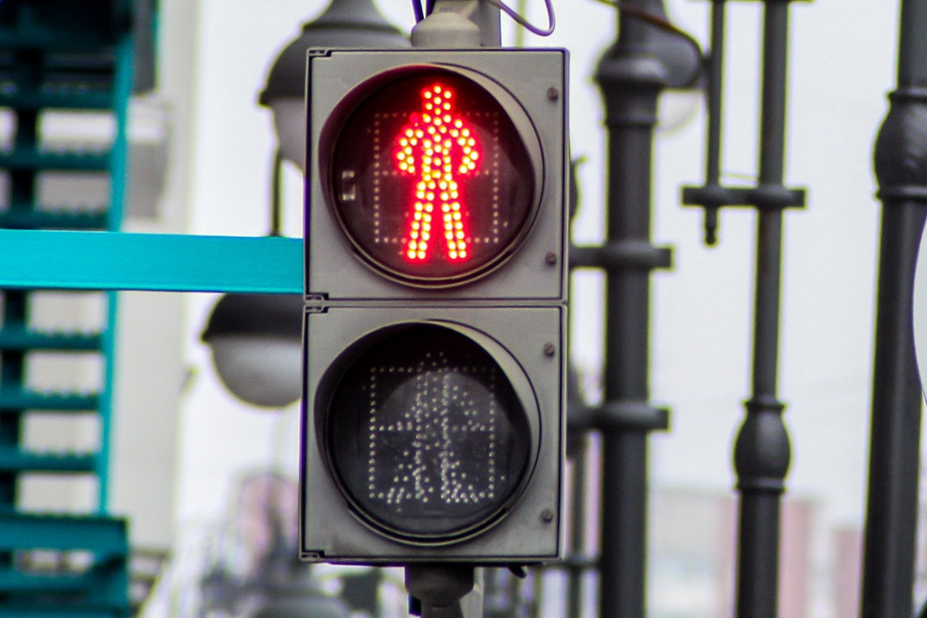 Переход на красный пешеход. Пешеходный светофор. Красный свет светофора. Светофор для пешеходов красный. Красный сигнал пешеходного светофора.
