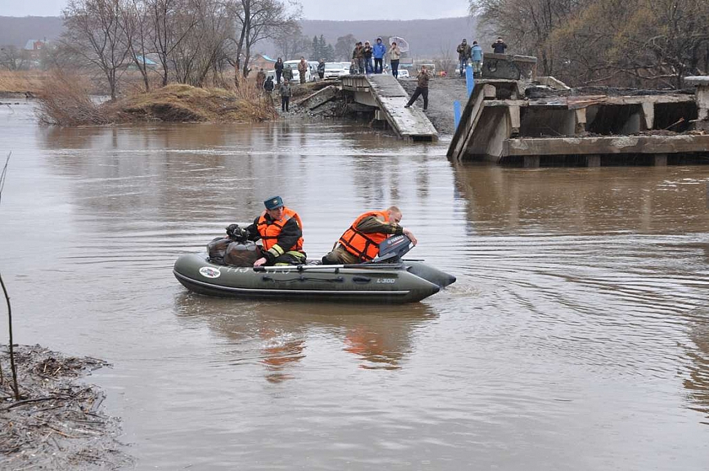 Погода село кроуновка. Село Кроуновка Приморский край. Лодочная переправа. Кроуновка Уссурийск фото.