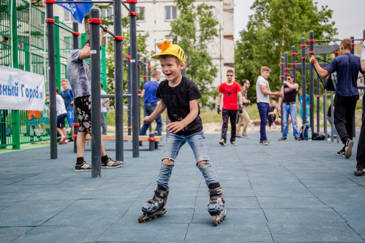 Мальчик на спортивной площадке