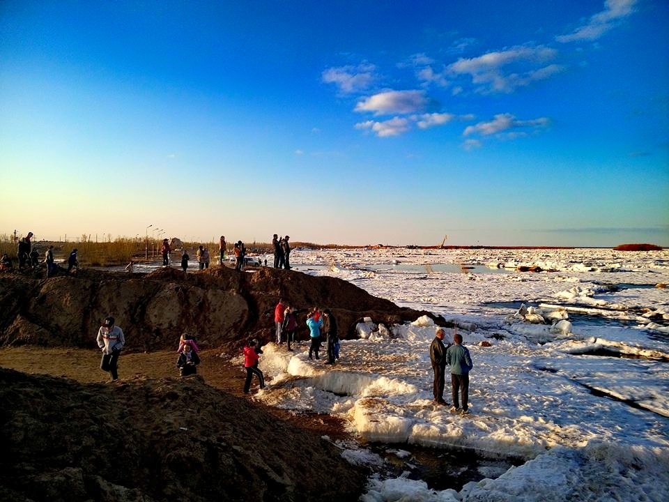 Уровень в лене якутске. Ледоход Якутск. Ледоход на реке Лена. Жиганск ледоход. Якутия в мае.