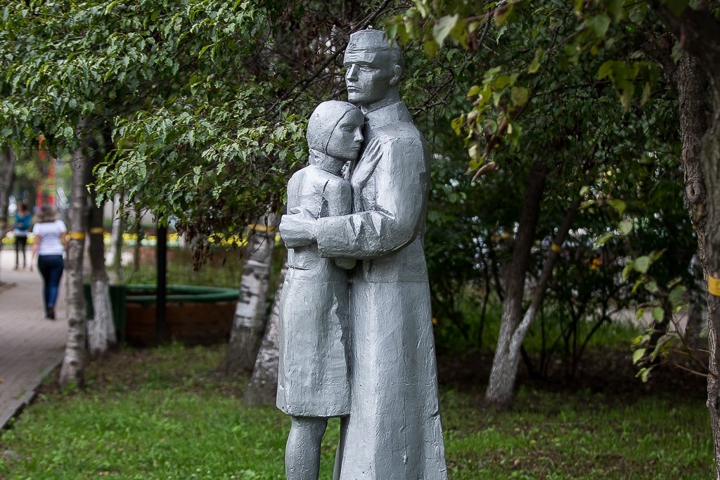 Памятник парень и девушка. Скульптор в Ненаживин. Городская скульптура. Владивосток статуя. Скульптуры Владивостока.