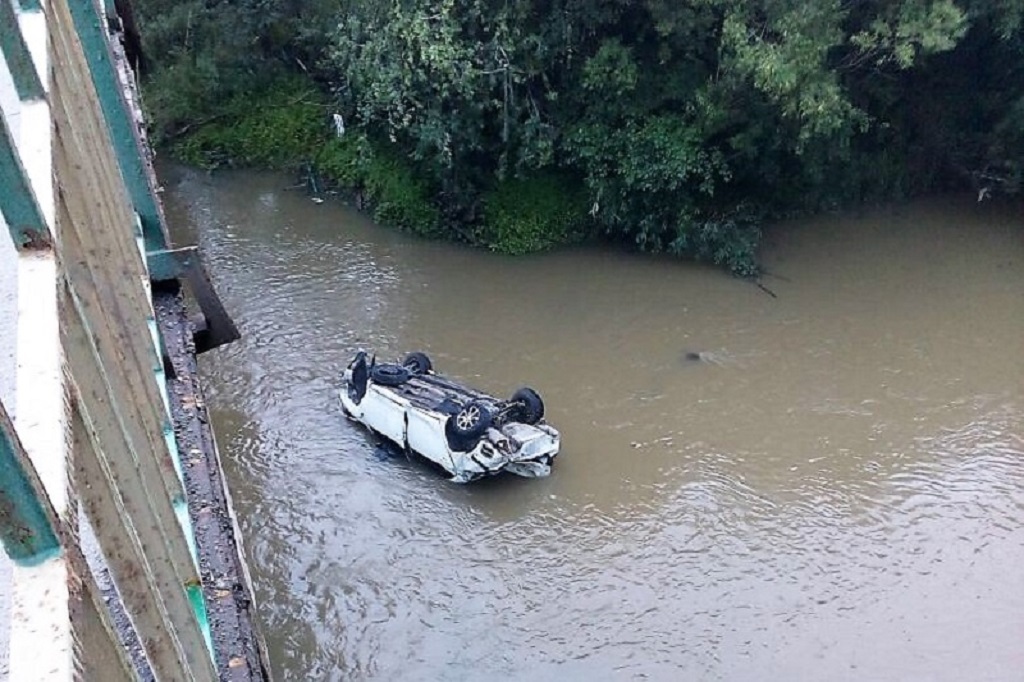 Во сне машина упала. Машина упала в реку. Машина упала с моста в реку. Машина упала в речку. Машина в речке.