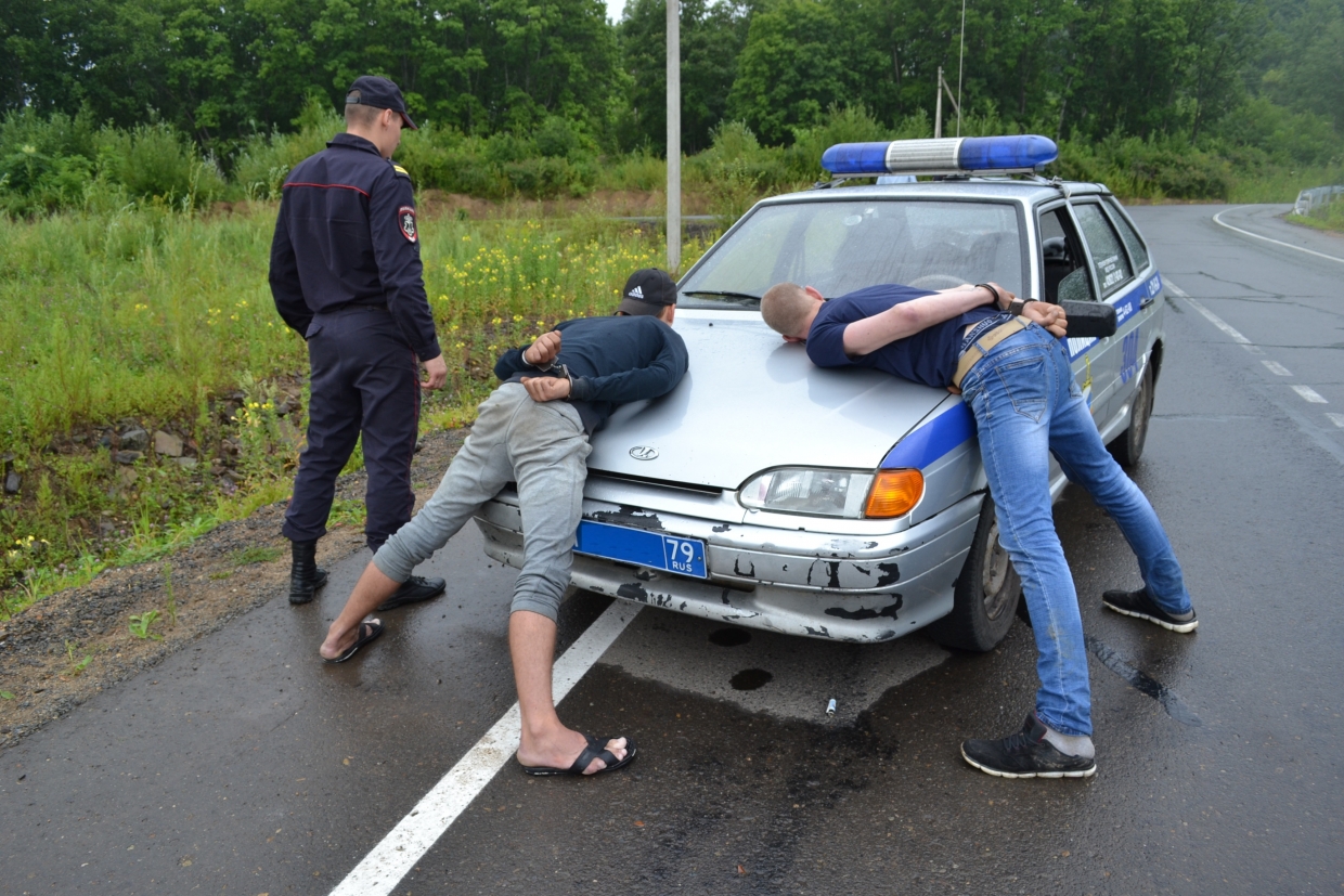 Гаишник на задержании машины