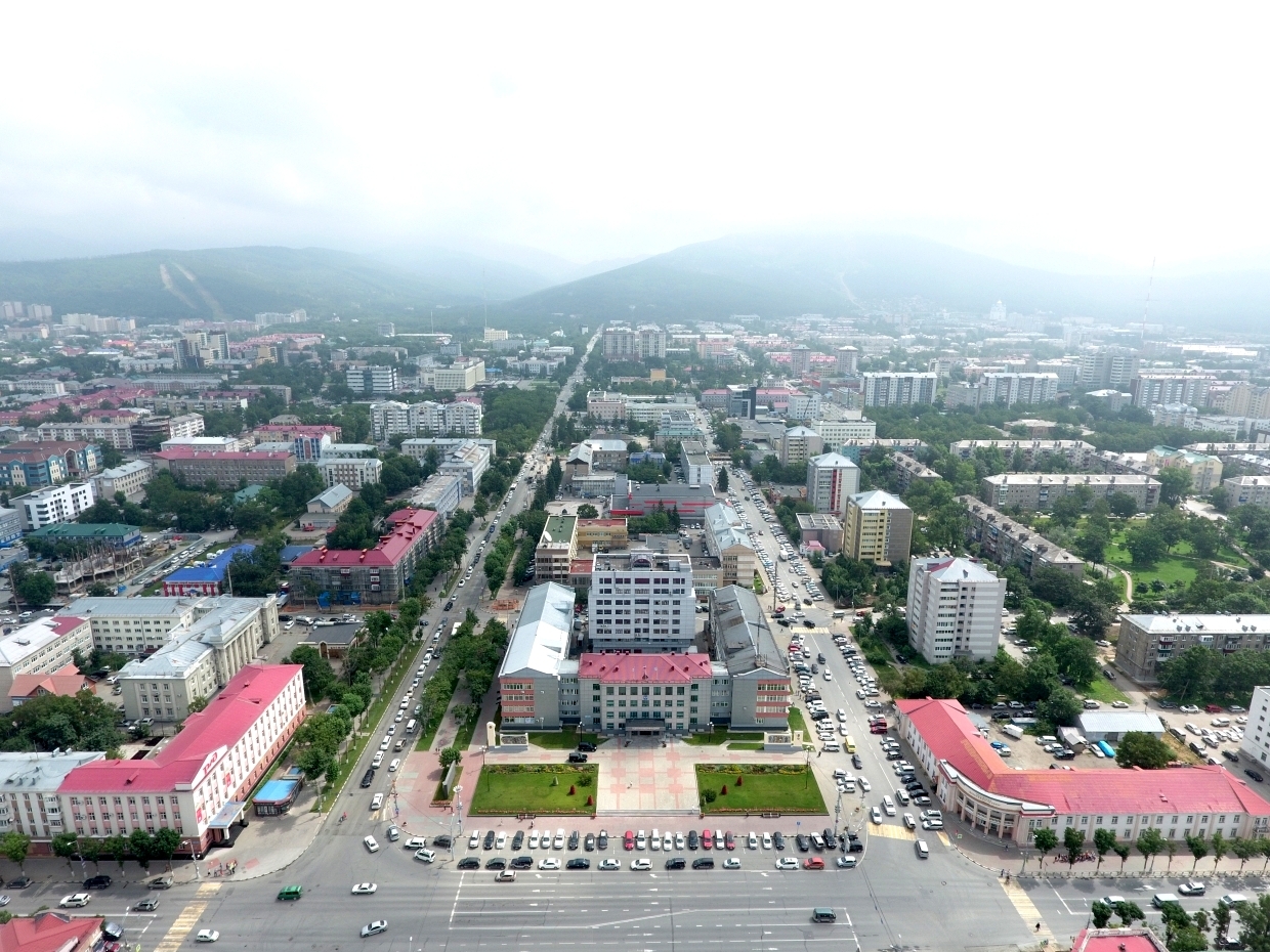 Покажите город южный сахалинск. Южно-Сахалинск. Сахалин город Южно Сахалинск. Южно-Сахалинск центр города. Южно-Сахалинск с высоты птичьего полета.