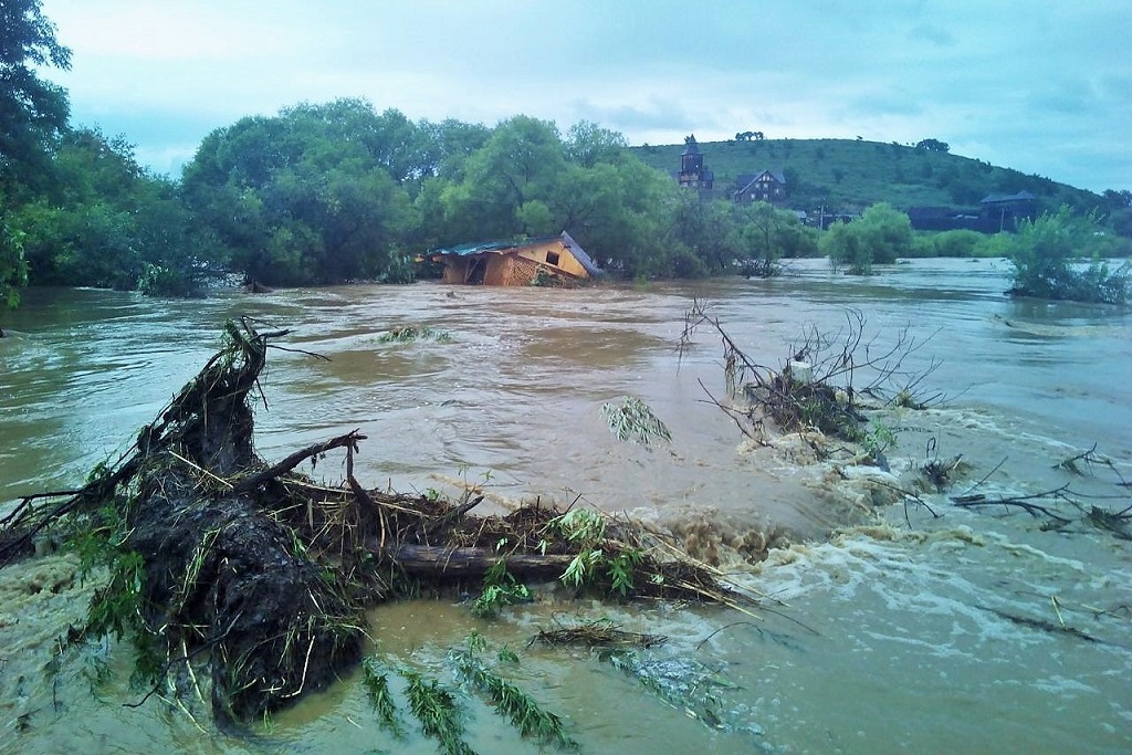 Затопленная долина реки 5. Парк Изумрудная Долина Уссурийск. Наводнение стихия. Затопленная Долина. Уссурийск Долины наводнение.