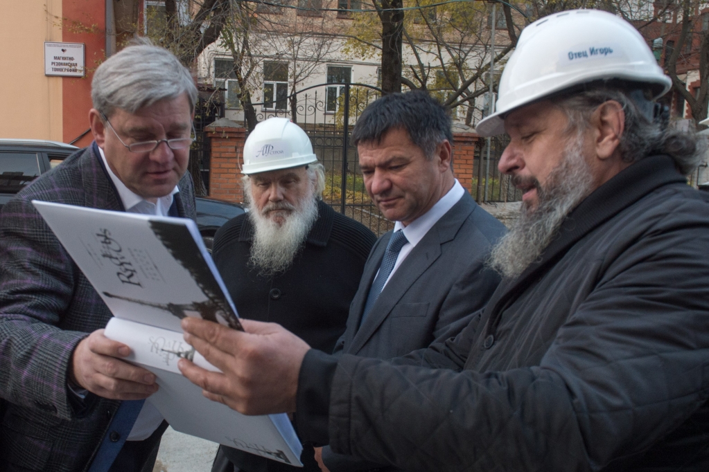 Владивосток храм на центральной площади