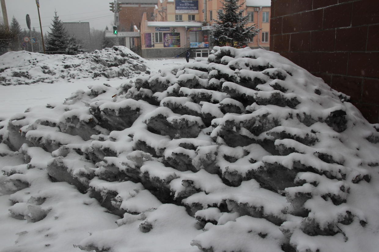 Бывает черный снег. Черный снег. Черные сугробы. Прокопьевск черный снег. Черный снег снег.