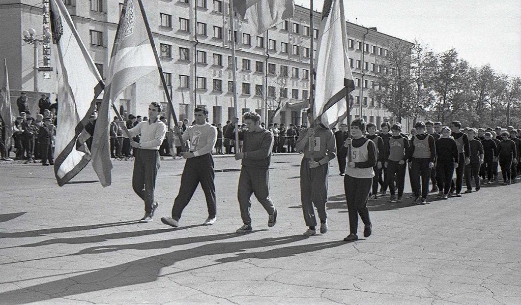 1 май хабаровск. Хабаровск 1988 год. Площадь Ленина в Хабаровске в 1985 году. Хабаровск площадь Ленина 1990 год. 1990 Наябр парад Хабаровск.