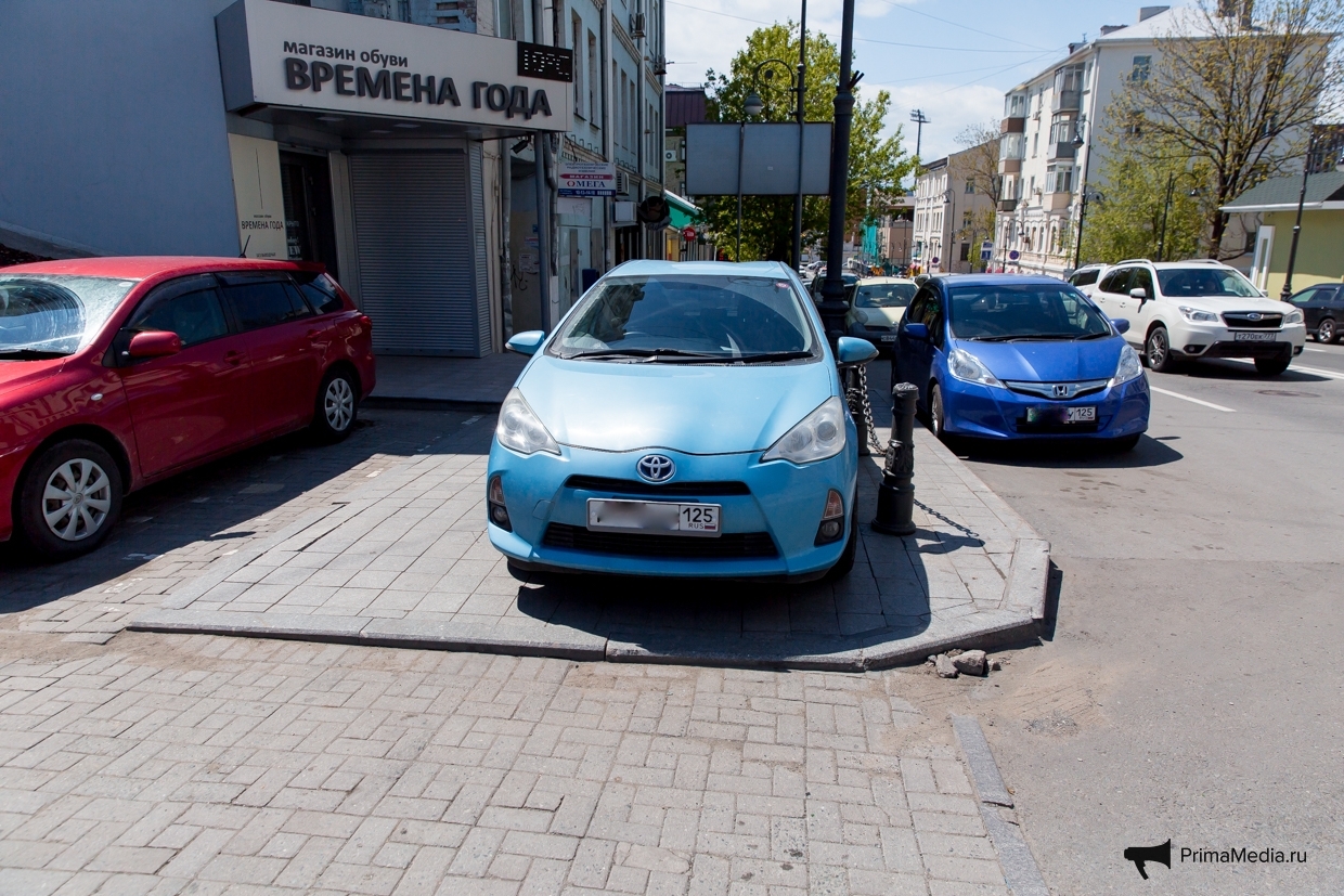 Автостоянки ижевск. Парковки в центре Владивостока. Платные парковки Ижевск. Стоянка возле торгового комплекса Иркутск. Платные парковки Ижевск фото.