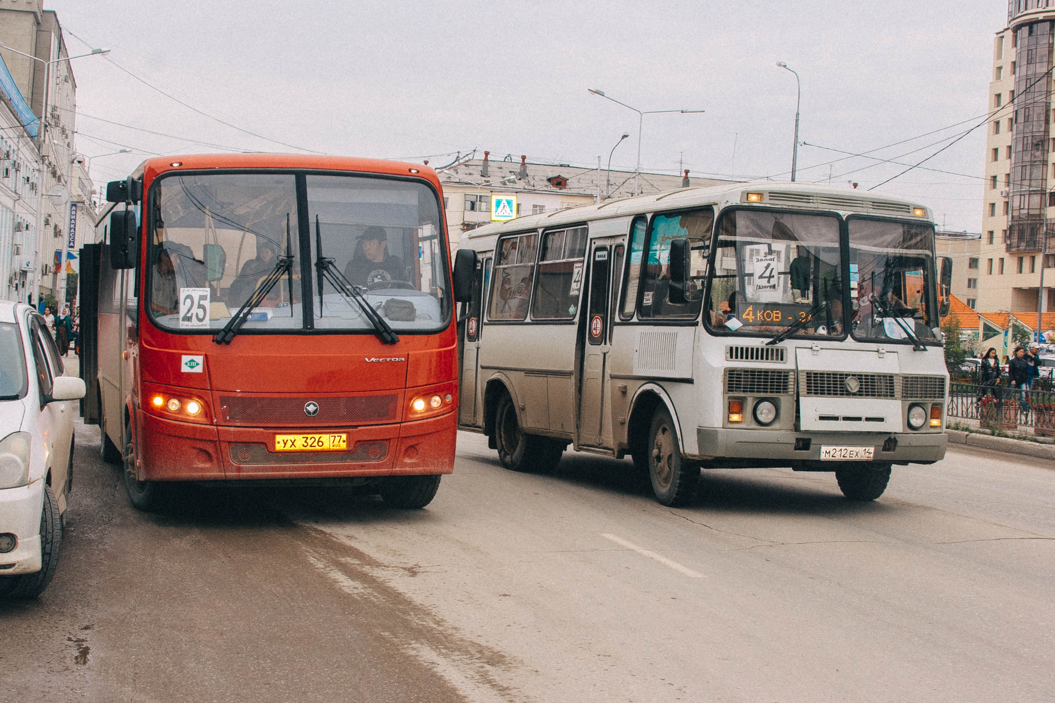 Автобус якутск 2024. Автобусы Якутск. Красный автобус Якутск. Якутский автобус. Якутск маршрутка.