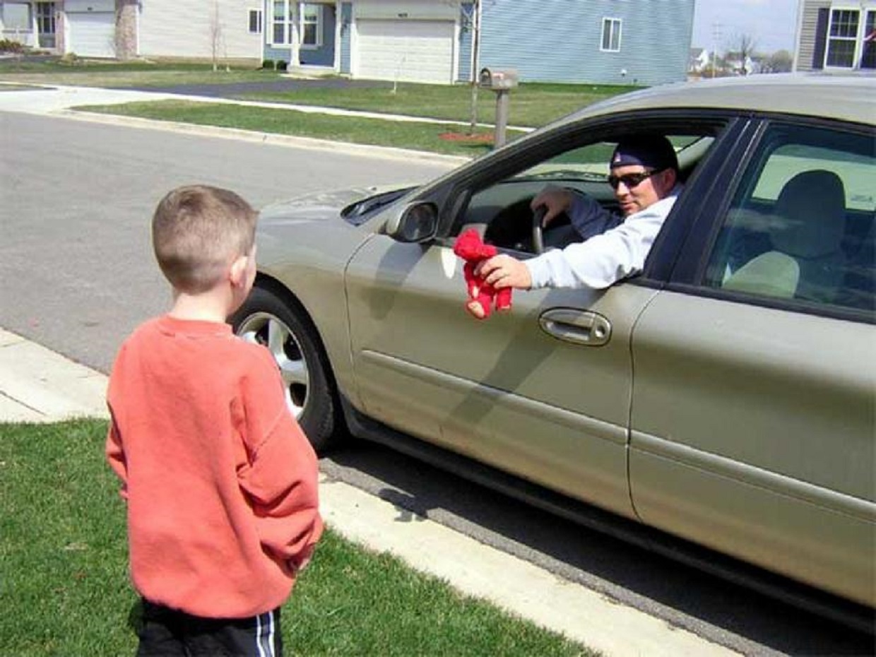 Мальчик делает машину