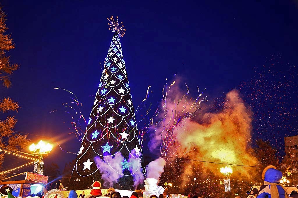 Видео 30 декабря. Высокая елка. Высокая Новогодняя елка. Елка на высокой горе Новогодняя.