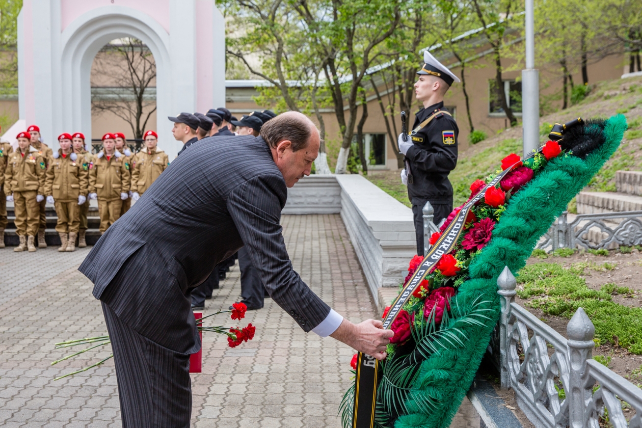 Возложение венков на 9. Возложение венков Новороссийск. Венок для возложения к памятнику. Возложение венков к мемориалу. Возложение венков на 9 мая.