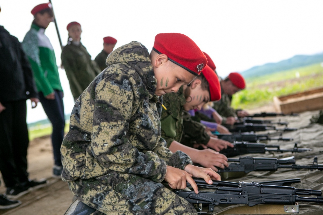 Сборы юнармии. Юнармия стрельба. Юнармейцы с оружием. Юнармия с оружием.