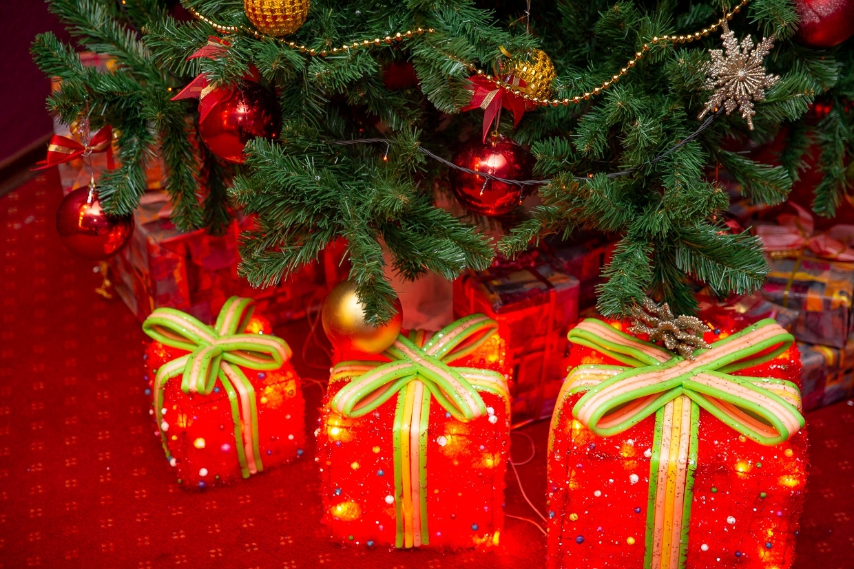 Новый год подарки мандарины. Подарки под ёлкой. Гирлянда подарок под елку. Подарки под елкой картинки. Елка мандарины подарки.