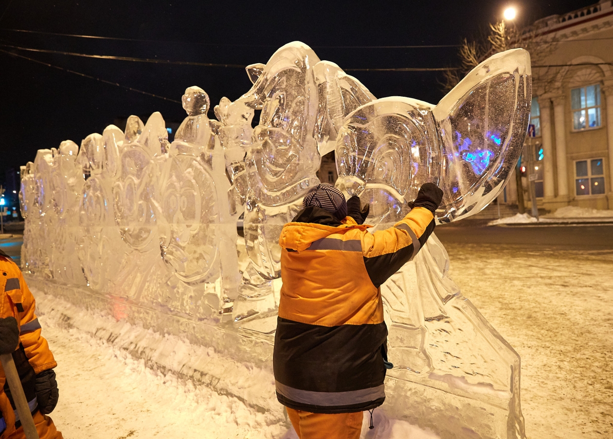 Погода в южно сахалинске в августе. Южно-Сахалинск ледовые скульптуры. Ледяные скульптуры Южно Сахалинске. Ледяные скульптуры в парке в городе Южно Сахалинск. Ледяные фигуры на площади.