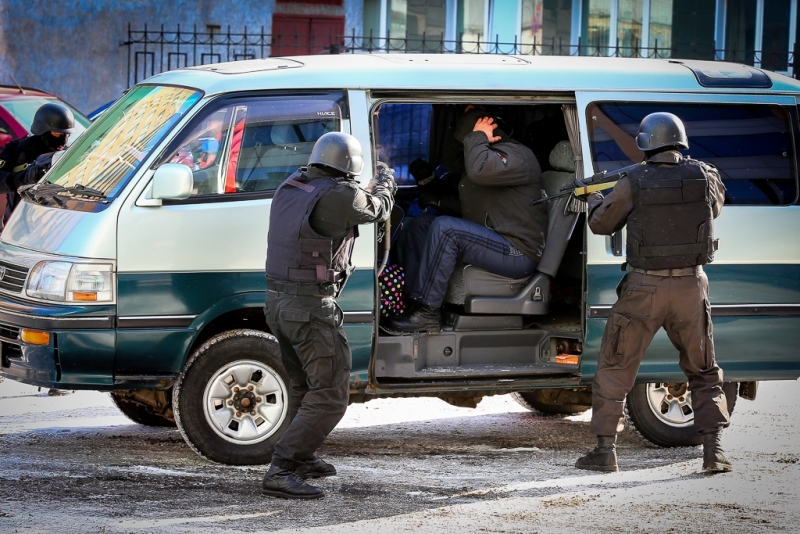 Полиция вскрывает автомобиль