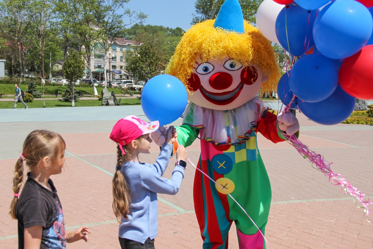 Клоуны конкурсы. Конкурсы с шарами. День защиты детей в парке. Конкурс с шариками воздушными. Клоун шары в парке день защиты детей.