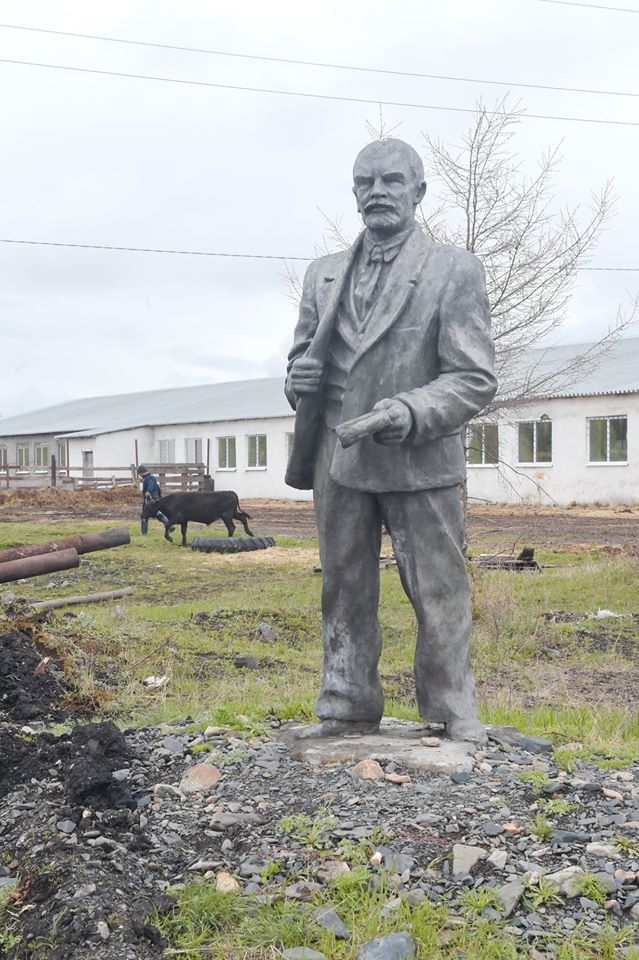 Село кулу. Кулу Магаданская область. Памятники в поселке Кулой. Памятник вождю мирового пролетариата. Усть Омчуге.