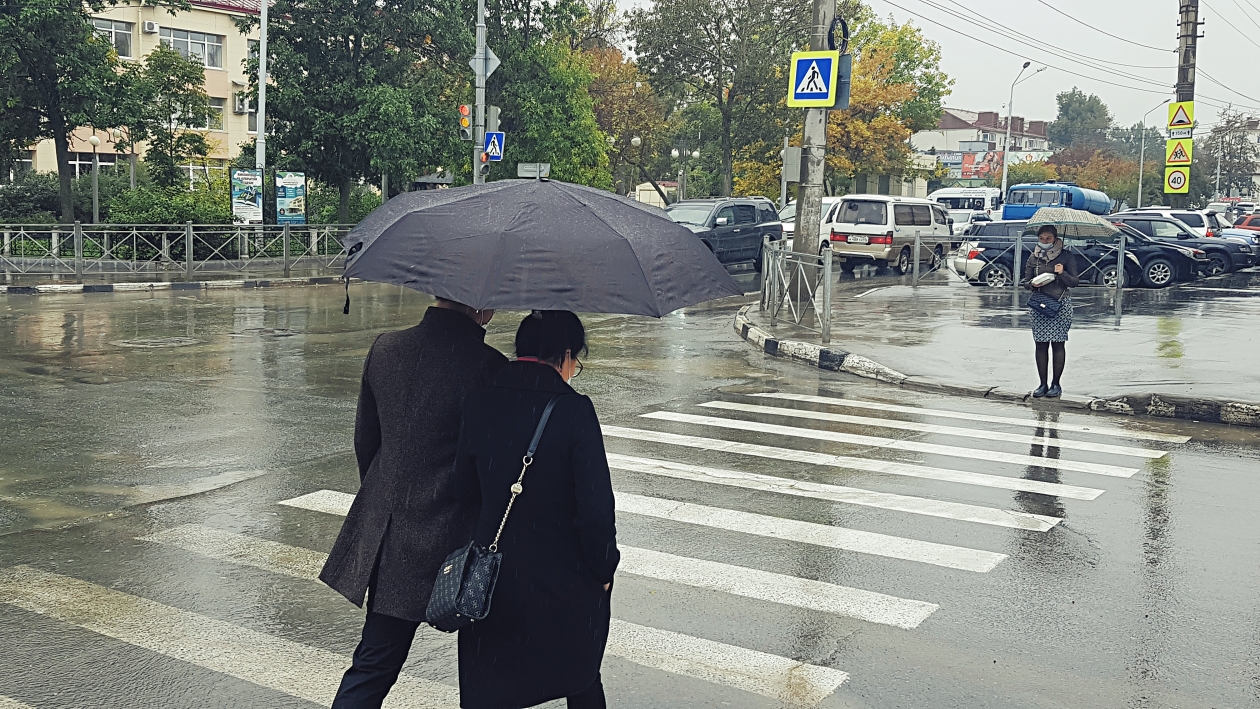 Возвращаясь домой нас настиг дождь выберите грамматически. Сахалин дождь. Сахалин осадки. Шествие под зонтами. Дождь в Сахалине желтый.