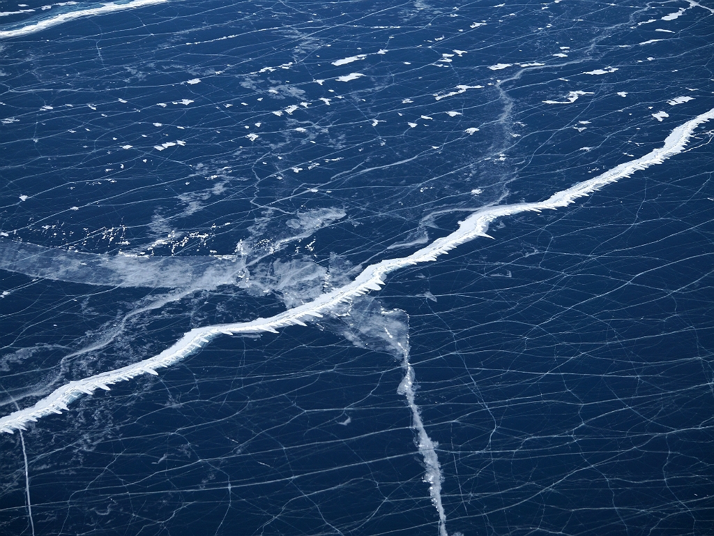 Трещина на байкале. Трещины на Байкале. Становая трещина на Байкале. Байкал трещины на льду. Лед Байкала текстура.