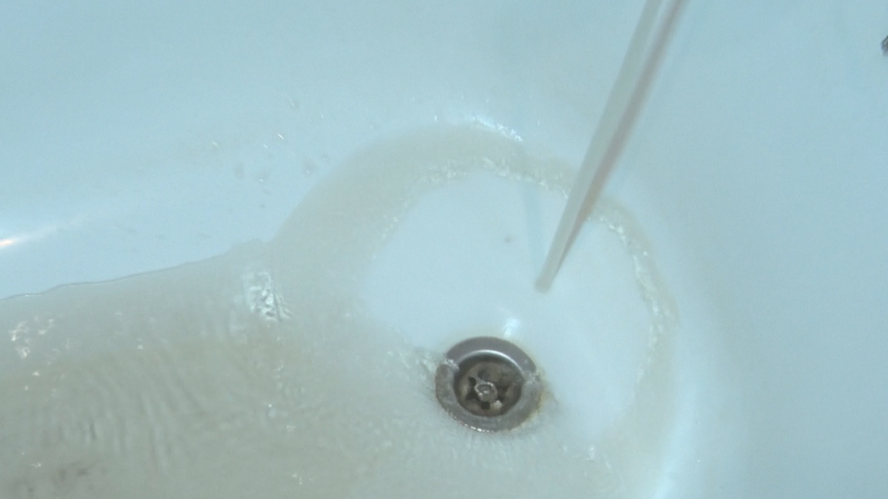 Мутная вода из под фильтра. Коричневая вода из крана в Марьино Симферополь. Вода в частном доме с пеной и шипит с запахом из одного крана.