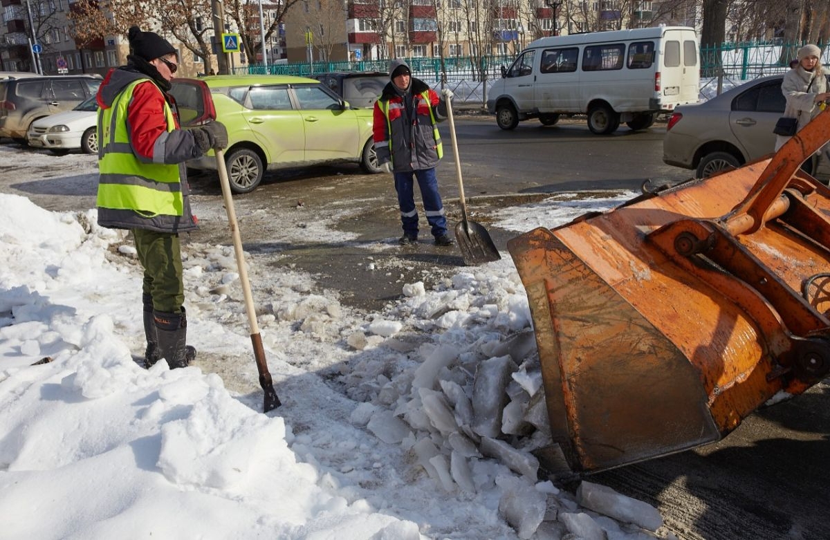 Срезать наледь с асфальта механическим способом.