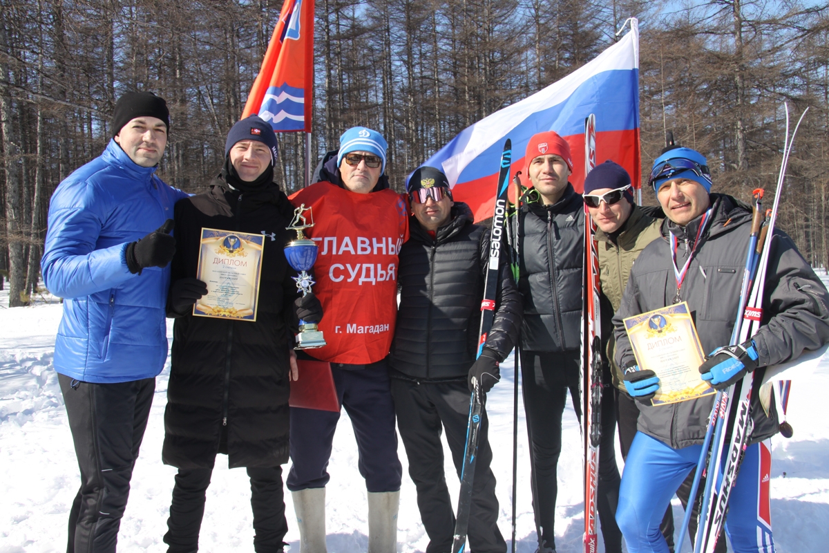 Соревнования по лыжным гонкам среди женщин