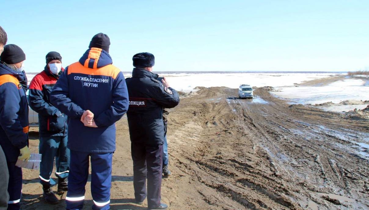 Закрытие переправы якутск нижний бестях 2024. Ледовая переправа Якутск Нижний Бестях. Переправа Якутск-Нижний Бестях. Ледовая переправа Якутск. Паромная переправа Якутск.