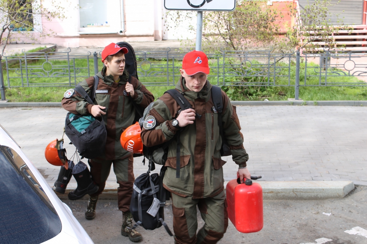 Пожарные пос. Волонтеры на пожаре в Иркутске. Пожар с Молодежки. Глава поселок Дальний фото.