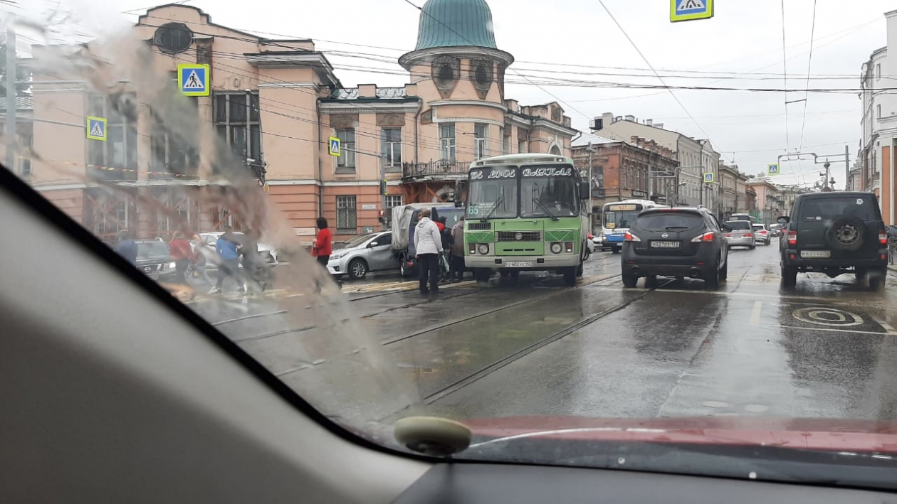 Видео аварии на ленина. Авария Иркутск вчера на Ленина. Авария Иркутск сегодня на Ленина.