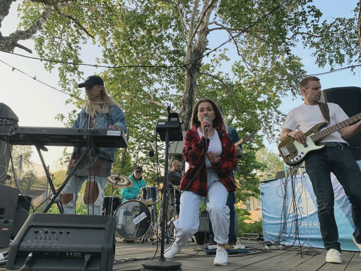 Группа живые песни. Qvintband Камчатка группа. Lemon Green Камчатка группа. Концерт кавер группы. Кавер группа Камчатка.