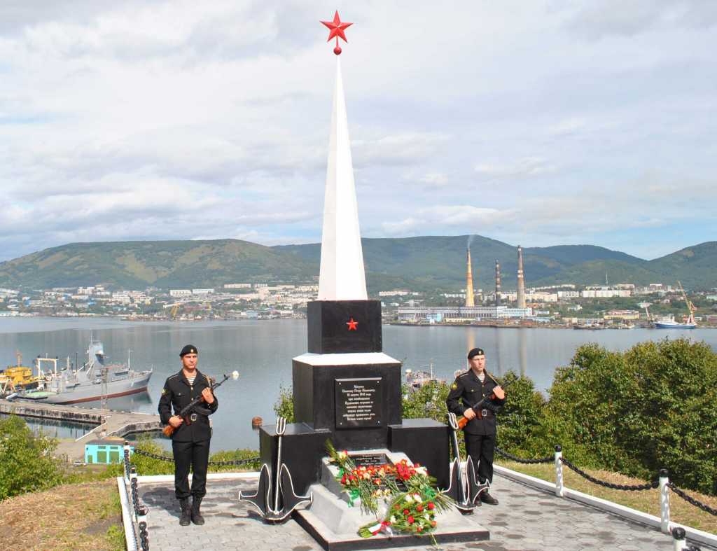 Памятник Петру Ильичеву Петропавловск Камчатский