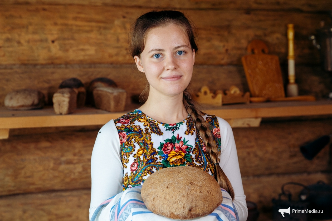 Монахи пекут хлеб