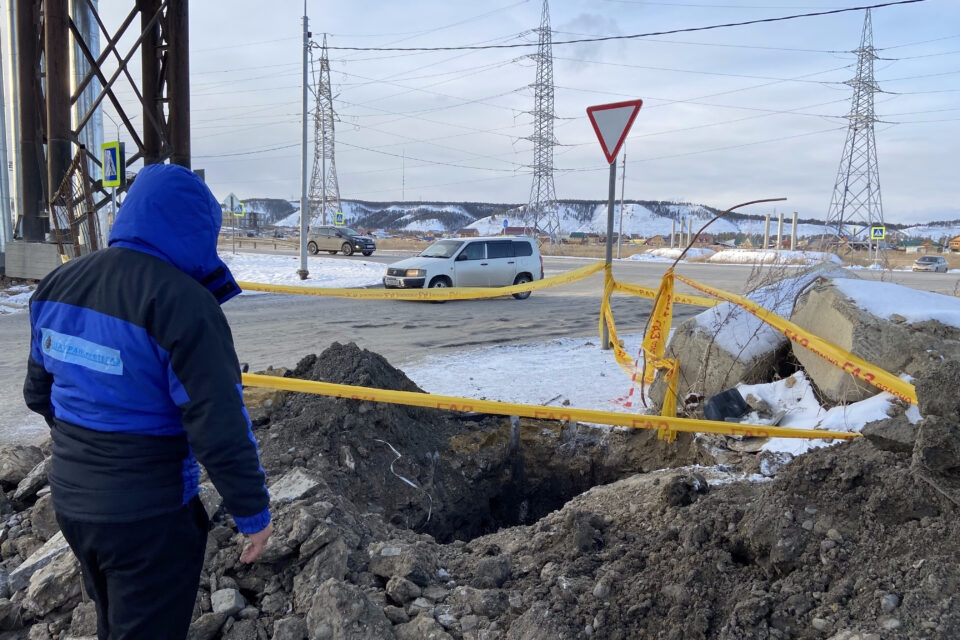 Газовик якутск. Газопровод в Якутии. Повреждение газопровода. Газопровод низкого давления. Газопровод низкого давления по улице.