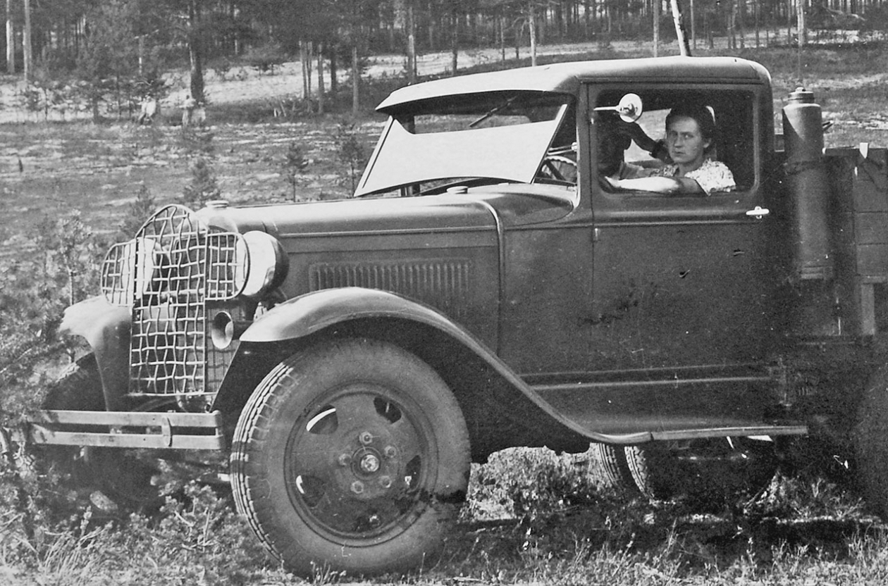 Как звали шофера полуторки уроки. За рулем ГАЗ-53. Шофер 1941 год. Женщины водители полуторок в годы войны. Водитель полуторки.