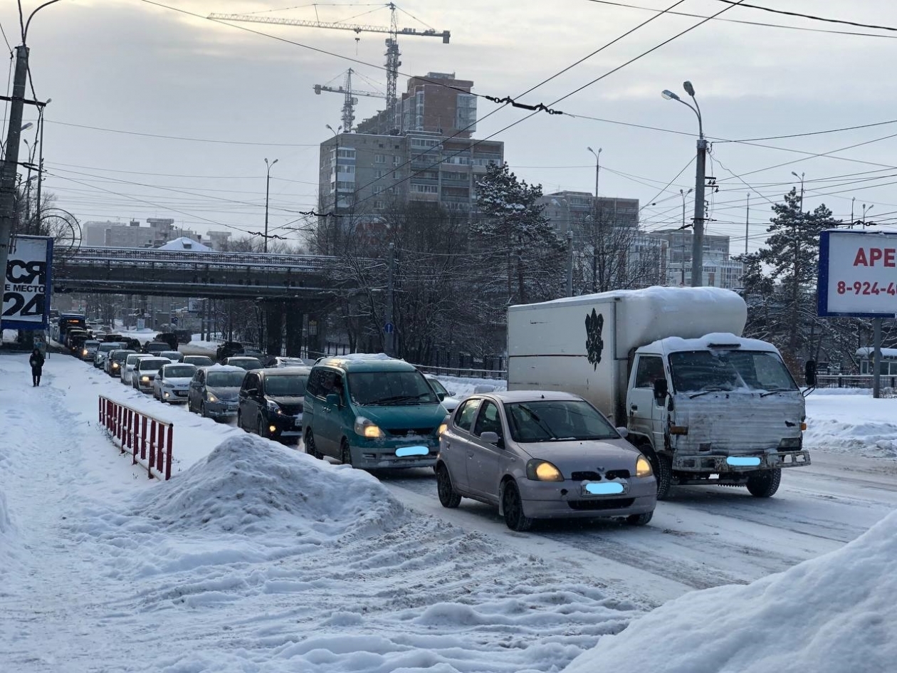 Дороги хабаровск пробки. Пробки Хабаровск. Дороги без заторов с юмором.