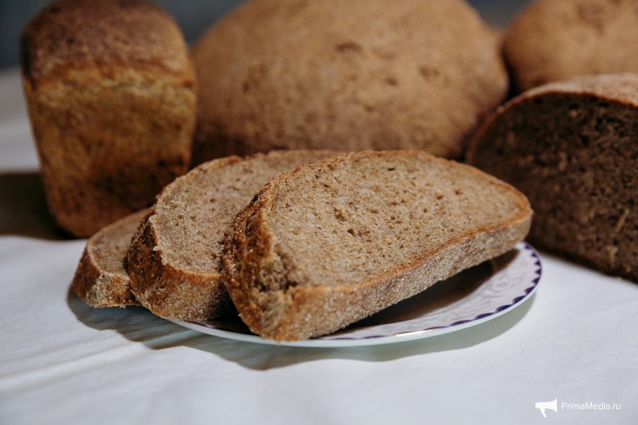 Цельнозерновой хлеб вред. Ржаной хлеб. Гречневый хлеб. Хлеб и крупы. Каша с хлебом.