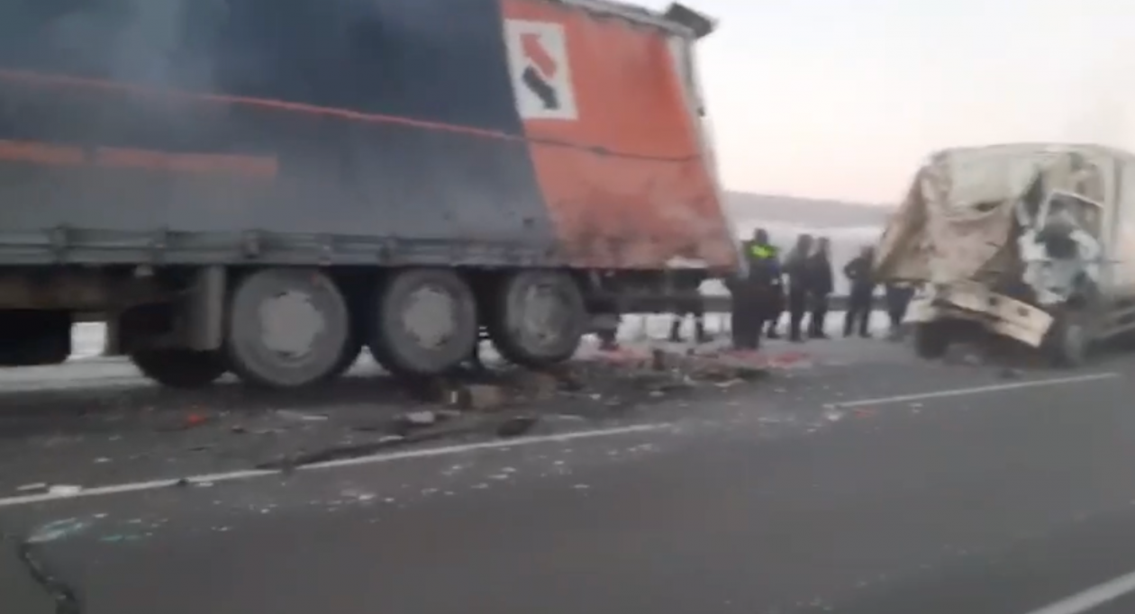 ДТП В Заларинском районе трасса р225. Авария на Иркутской трассе с фурой. Автоаварии по Сибири грузовиков.