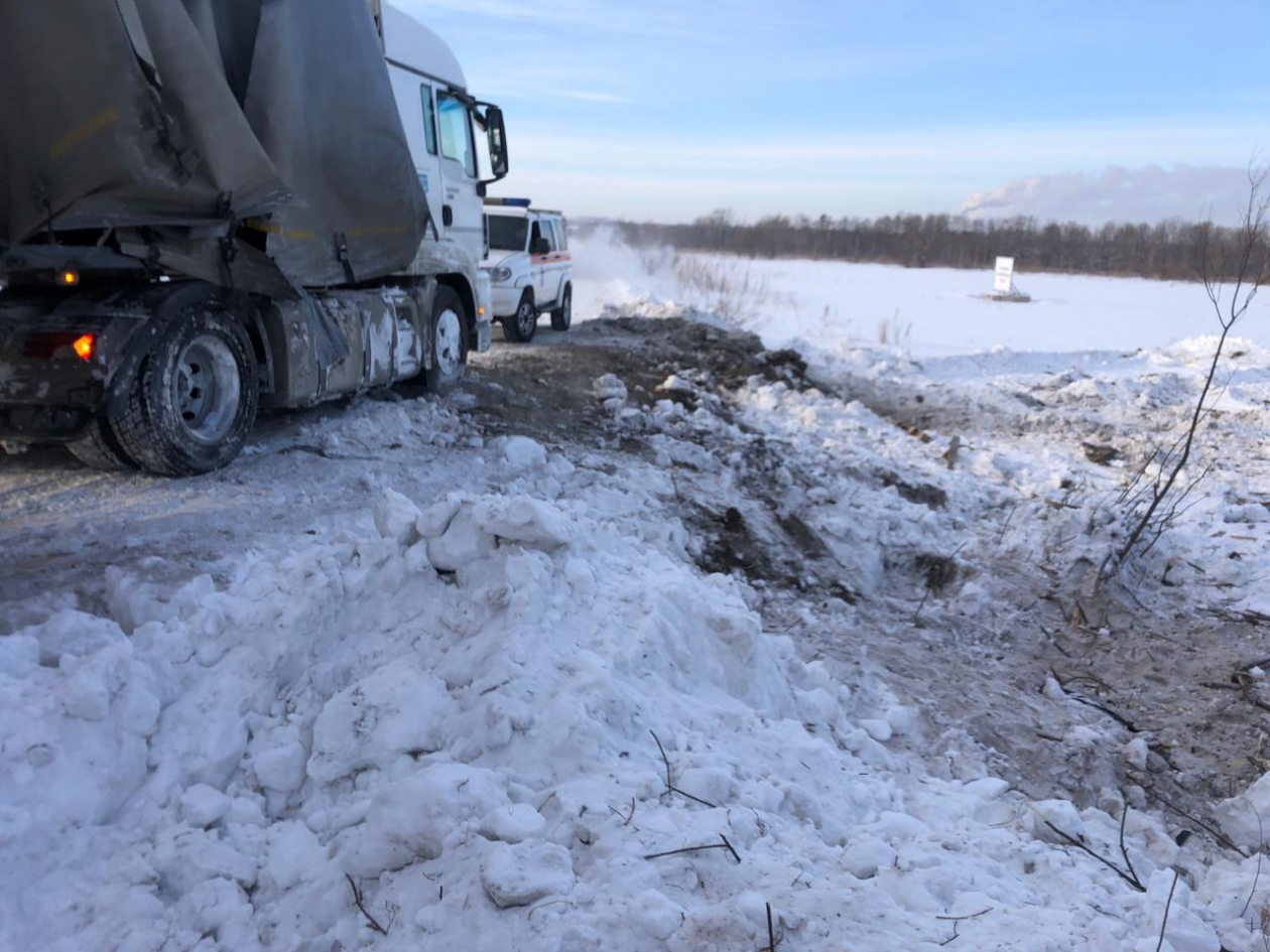 Автомобиль влетел под большегруз Хабаровский край.