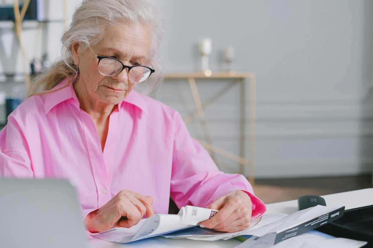 Пожилая женщина безработная. Пенсионер ХХ. Чтение в пожилом возрасте. Пожилая женщина держит документы.
