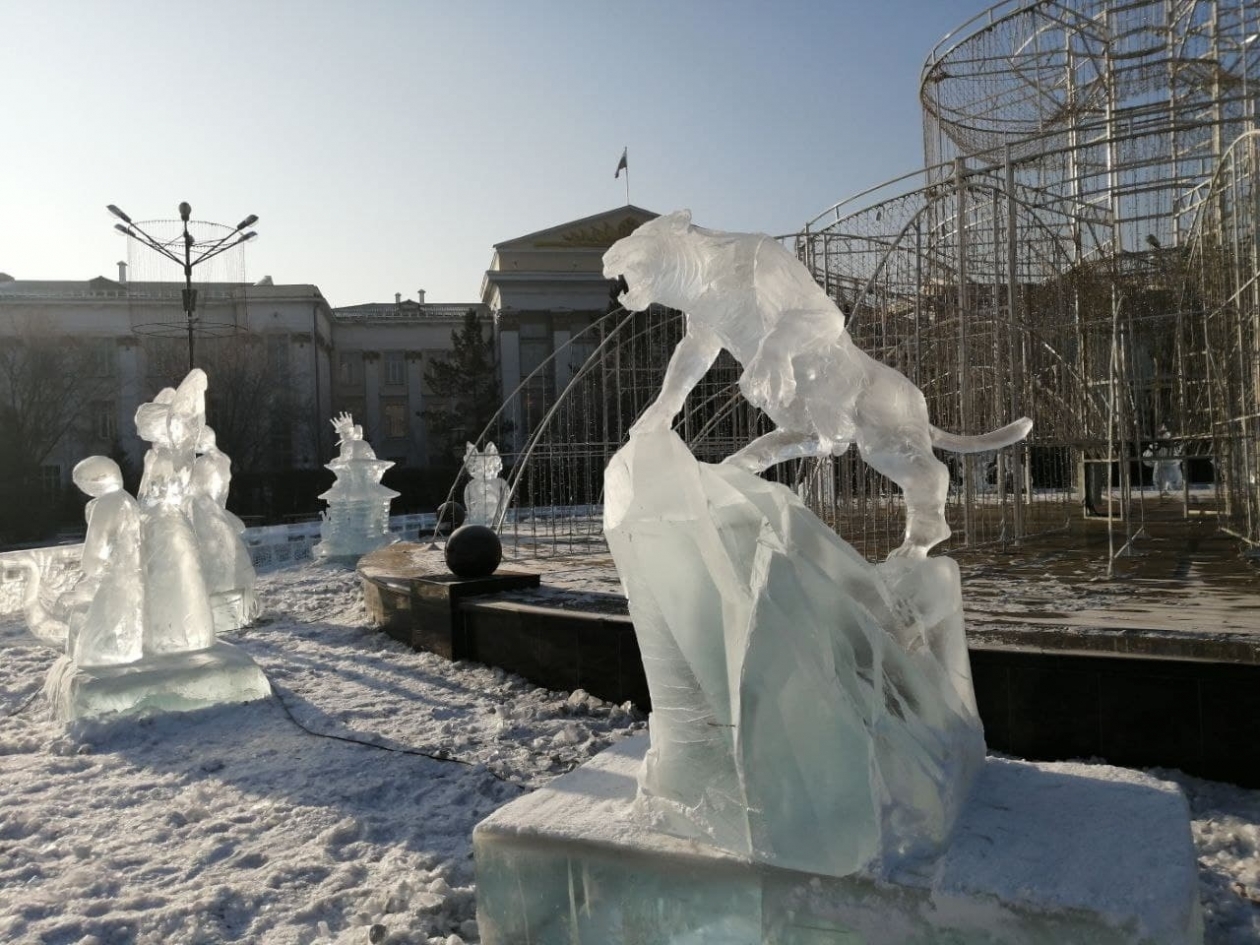 Снег в красноярске сегодня 2024. Ледовые скульптуры Красноярск фото.