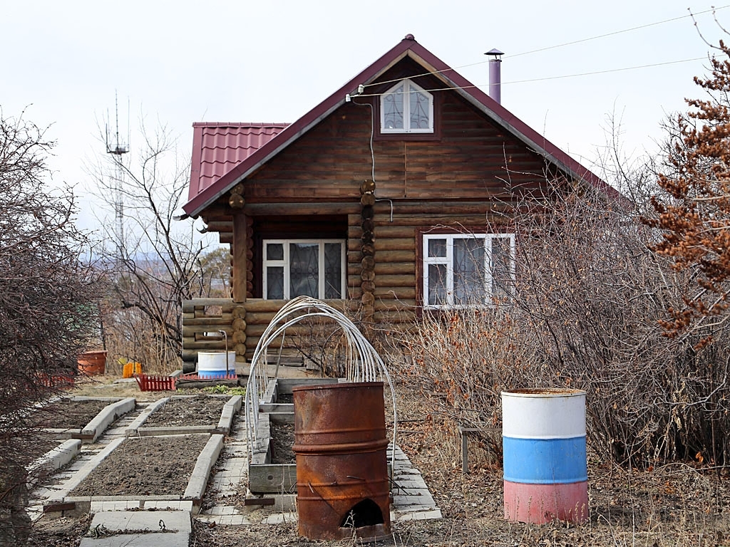 Если дачу то большую. Дачи россиян. Российская дача. Дача весной.