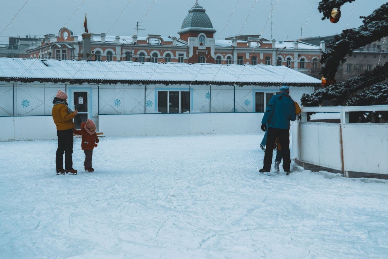 Каток в Чите на площади. Каток на площади Ленина Чита. Каток на площади Ленина информация 2222. Чита новости каток Ленина площадь.