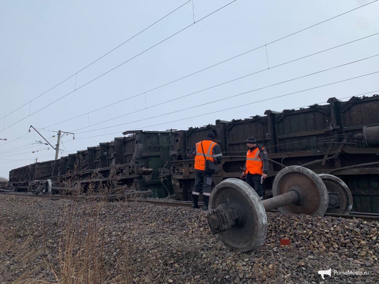 Девять вагонов сошли с рельсов воркута новороссийск. Сход состава с рельс в Приморье. Вагоны сошли с рельсов Димитров Донецкая область. Грузовой семиблок. В Казахстане с рельсов сошли 14 грузовых вагонов. Видео.