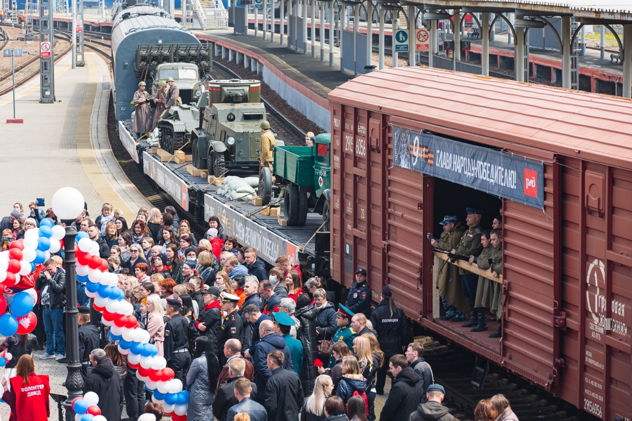 Ретро поезд победа. Поезд Победы. Ретро поезд. Поезд Победы Владивосток. Вокзал.