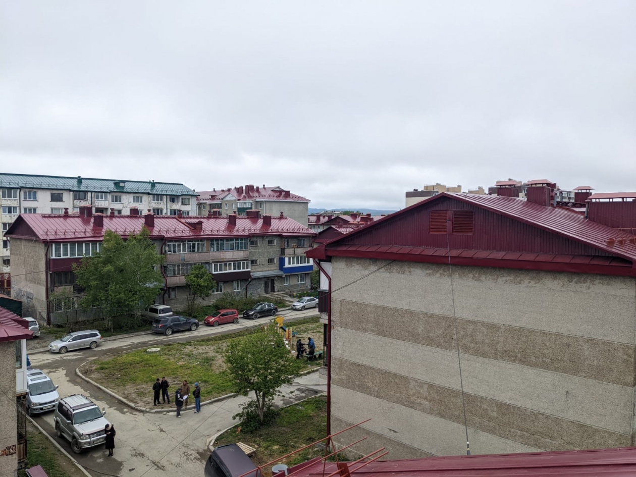 Капитальный ремонт сахалинская. Кровля пятиэтажки. Луговая 24 дом. Дом корабль на крыше трех домов. Деревянный мост Южно Сахалинск.