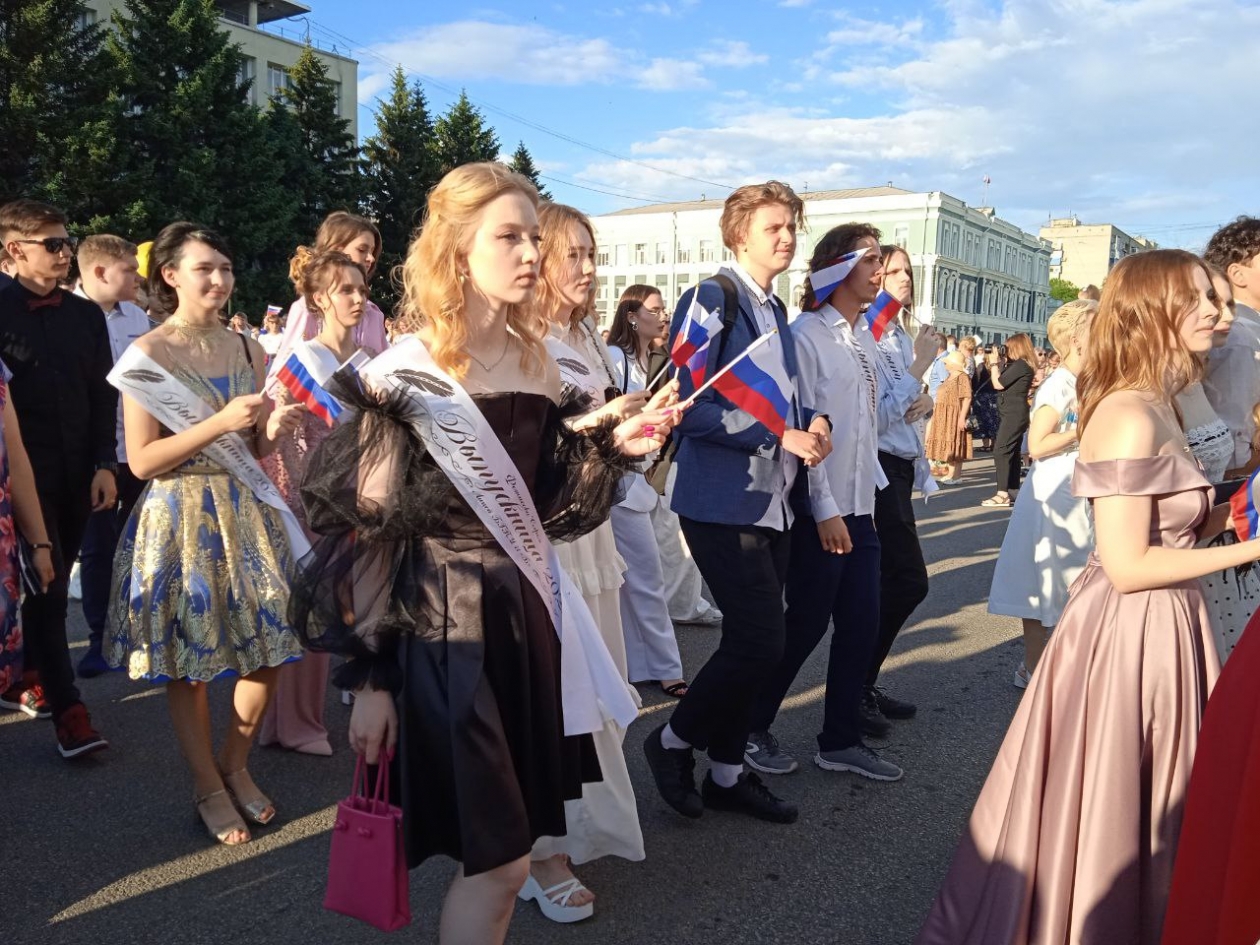 В районе прошли выпускные. Общегородской выпускной. Общегородской выпускной Заречный Свердловская область. Общегородской выпускной Заречный. Яркие общегородские выпускные.